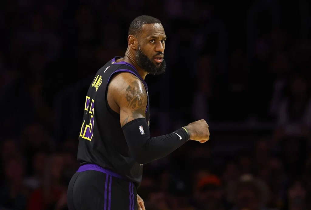 "Watch NFL playoffs tomorrow": LeBron James reveals Lakers' recovery strategy.